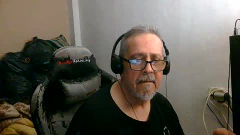 Snapshot of neron401 chatting on April 23, 2:35 am neron401 online show from April 23, 2:35 am