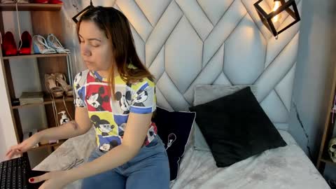 Snapshot of nezukokamado1_ chatting on February 6, 1:32 pm Milena online show from February 6, 1:32 pm