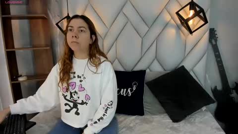 Snapshot of nezukokamado1_ chatting on February 17, 1:32 pm Milena online show from February 17, 1:32 pm