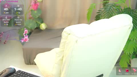 nhatlinhnguyen online show from December 14, 5:13 am