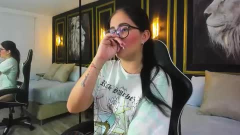 Snapshot of nia_may chatting on October 24, 2:57 pm N I A online show from October 24, 2:57 pm