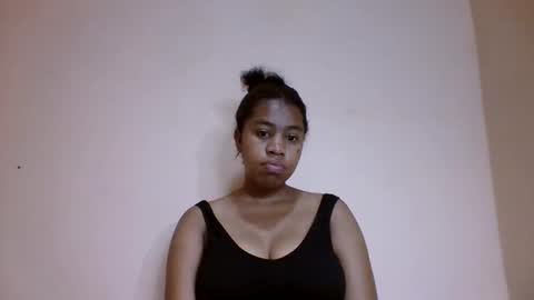 Snapshot of nicelly01 chatting on May 17, 12:30 am nicelly01 online show from May 17, 12:30 am