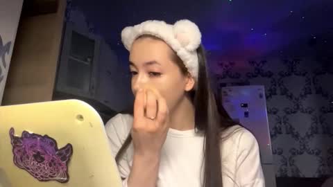 Snapshot of nicholecakmak chatting on November 2, 10:28 am Ellie online show from November 2, 10:28 am