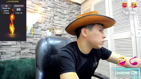 Snapshot of nickk_wolff chatting on December 3, 4:42 am Nickk Wolff online show from December 3, 4:42 am