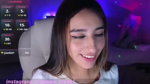 Snapshot of nicole_edwards chatting on September 21, 9:00 am Nicole online show from September 21, 9:00 am