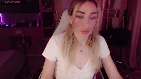 Snapshot of nicole_g0ld_ chatting on June 10, 8:41 pm Nicole online show from June 10, 8:41 pm