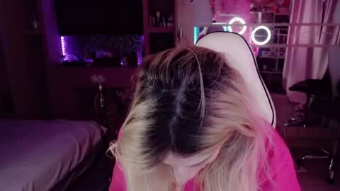 Snapshot of nicole_g0ld_ chatting on June 16, 4:59 am Nicole online show from June 16, 4:59 am
