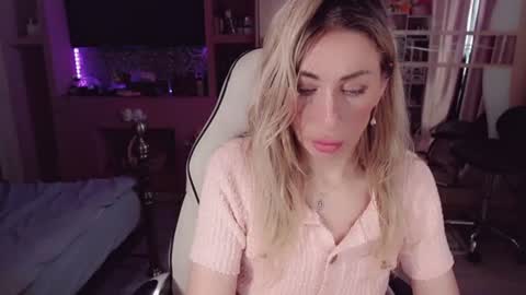 Snapshot of nicole_g0ld_ chatting on June 22, 4:31 am Nicole online show from June 22, 4:31 am