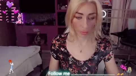 Snapshot of nicole_g0ld_ chatting on July 19, 8:12 pm Nicole online show from July 19, 8:12 pm