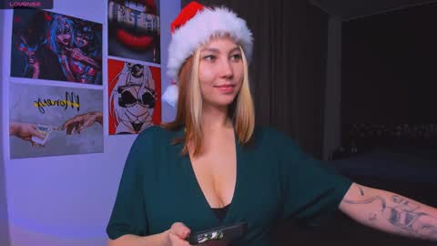 Snapshot of nicole_matt chatting on December 19, 3:07 am Nicole online show from December 19, 3:07 am