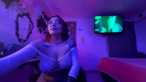Snapshot of nicole_wc chatting on April 25, 5:32 am Nicole online show from April 25, 5:32 am