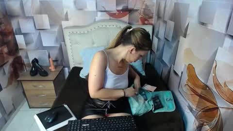 nicolee millerr online show from February 1, 12:26 pm