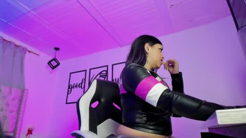 Snapshot of nicolee_millerr chatting on May 20, 12:33 pm nicolee millerr online show from May 20, 12:33 pm