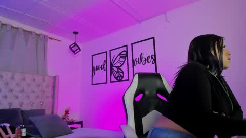 Snapshot of nicolee_millerr chatting on June 9, 12:17 pm nicolee millerr online show from June 9, 12:17 pm