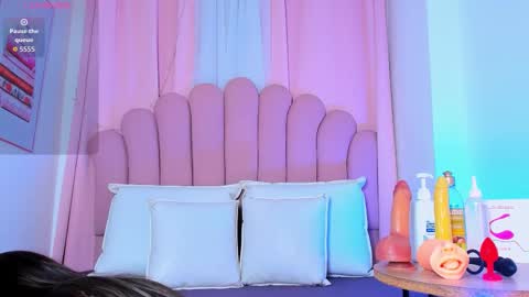 nicolemadrird online show from February 12, 11:27 am