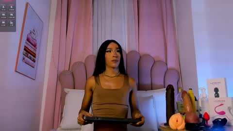 nicolemadrird online show from April 4, 11:51 am