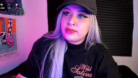 Snapshot of nicoleozzyy chatting on February 22, 3:23 am Nico online show from February 22, 3:23 am