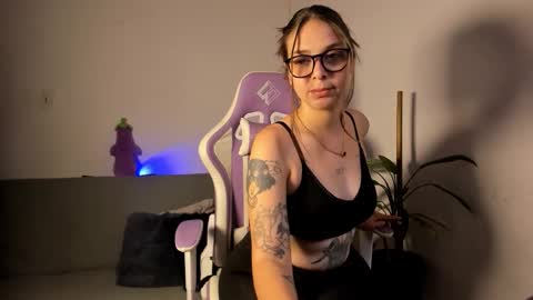 Nicol independent model online show from November 28, 7:38 pm