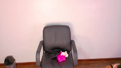 N I C O L E T  online show from November 28, 7:27 pm