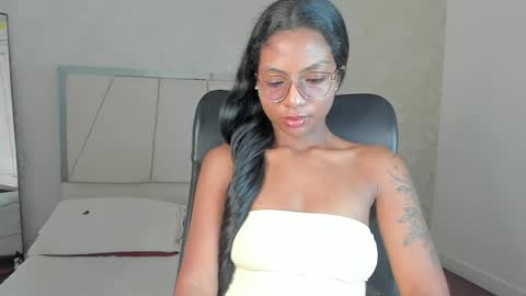 Snapshot of nicoll_ruiz_ chatting on May 12, 3:47 am Nicol online show from May 12, 3:47 am