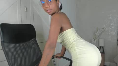 Snapshot of nicoll_ruiz_ chatting on May 23, 3:56 am Nicol online show from May 23, 3:56 am