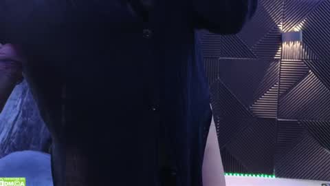 Nicoll  Independent model online show from March 10, 1:10 pm