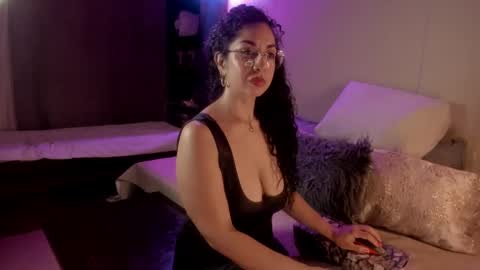 Snapshot of nicolle__smith_ chatting on February 9, 1:22 am Mrs Nicolle online show from February 9, 1:22 am