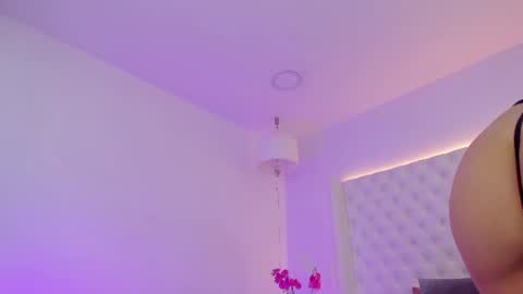 Snapshot of nicolle_sanchezz chatting on June 25, 1:26 pm online show from June 25, 1:26 pm