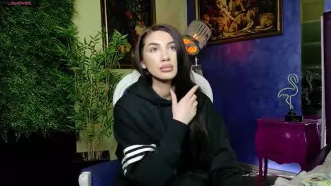 Nicolle online show from November 19, 1:33 pm