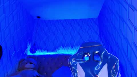 Nicolle Miley online show from November 28, 4:04 am