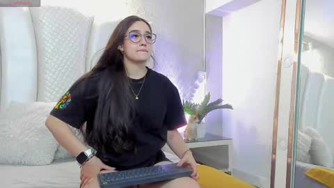 nieve_white online show from April 29, 4:49 am