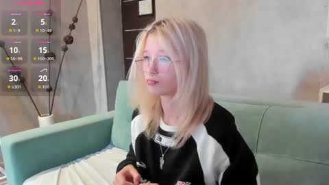 Snapshot of nika_sm chatting on August 8, 9:22 am Nika Sm online show from August 8, 9:22 am