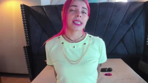 Snapshot of niki_santana chatting on September 30, 3:55 am niki online show from September 30, 3:55 am