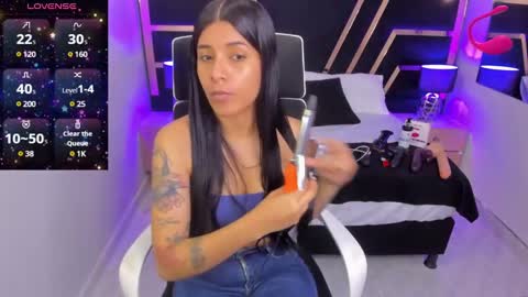 Snapshot of nikibryce_ chatting on December 6, 1:33 pm Niki online show from December 6, 1:33 pm