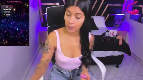 Snapshot of nikibryce_ chatting on December 7, 1:40 pm Niki online show from December 7, 1:40 pm