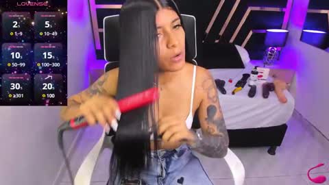 Snapshot of nikibryce_ chatting on December 13, 2:05 pm Niki online show from December 13, 2:05 pm