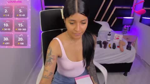 Snapshot of nikibryce_ chatting on December 25, 9:43 pm Niki online show from December 25, 9:43 pm