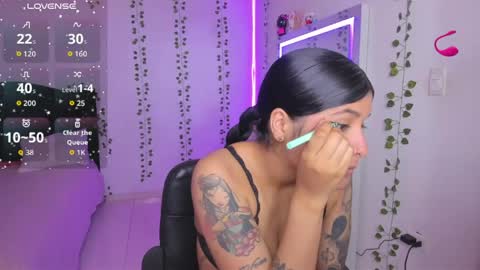 Snapshot of nikibryce_ chatting on May 8, 12:49 am Niki online show from May 8, 12:49 am