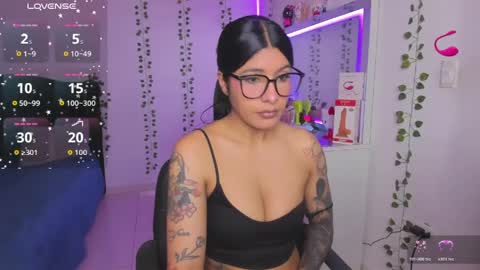 Snapshot of nikibryce_ chatting on May 30, 5:43 pm Niki online show from May 30, 5:43 pm