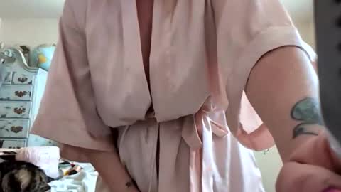 nikki32313 online show from April 21, 5:28 pm