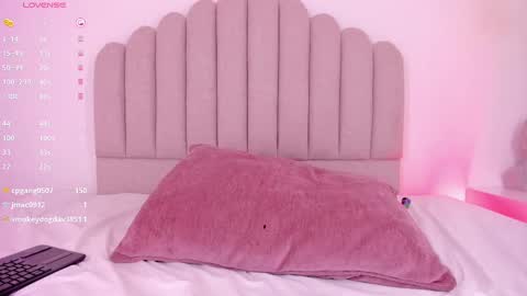 Snapshot of nikki_angel_ chatting on February 26, 10:53 pm NIkki Angel online show from February 26, 10:53 pm