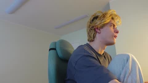 nikki online show from February 1, 2:04 pm