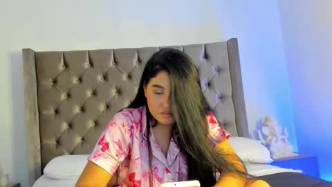 nikkibotero online show from November 17, 6:46 pm