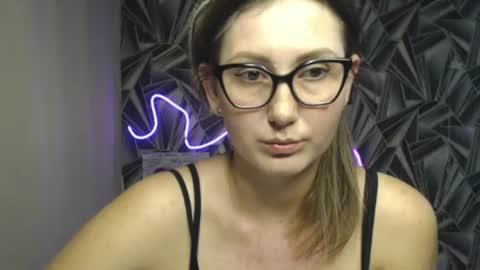 nikkikiss___ online show from June 14, 4:31 pm