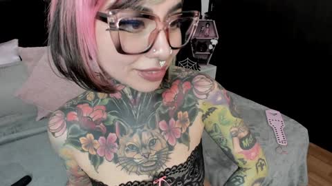 Nikki Ramone   online show from January 4, 5:58 pm