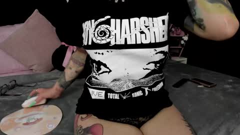 Nikki Ramone   online show from January 11, 11:56 am