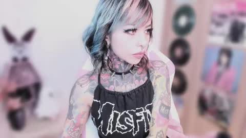 Nikki Ramone   online show from February 5, 10:31 am