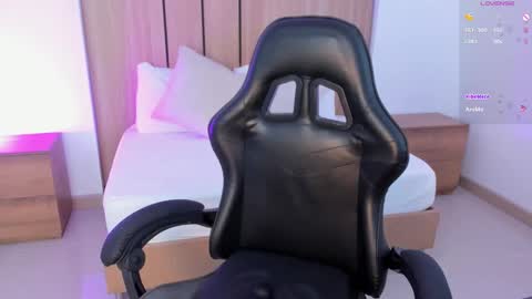 N I N A online show from April 10, 2:39 am