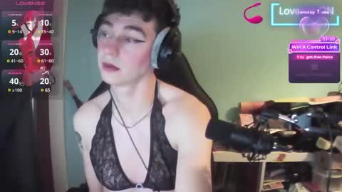 Snapshot of nina_femboy chatting on December 15, 9:31 pm icynina online show from December 15, 9:31 pm