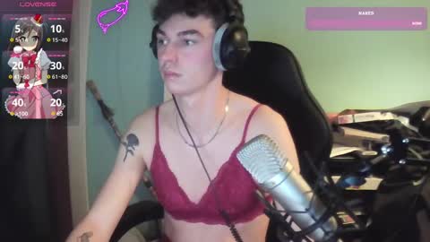 Snapshot of nina_femboy chatting on December 17, 10:32 pm icynina online show from December 17, 10:32 pm